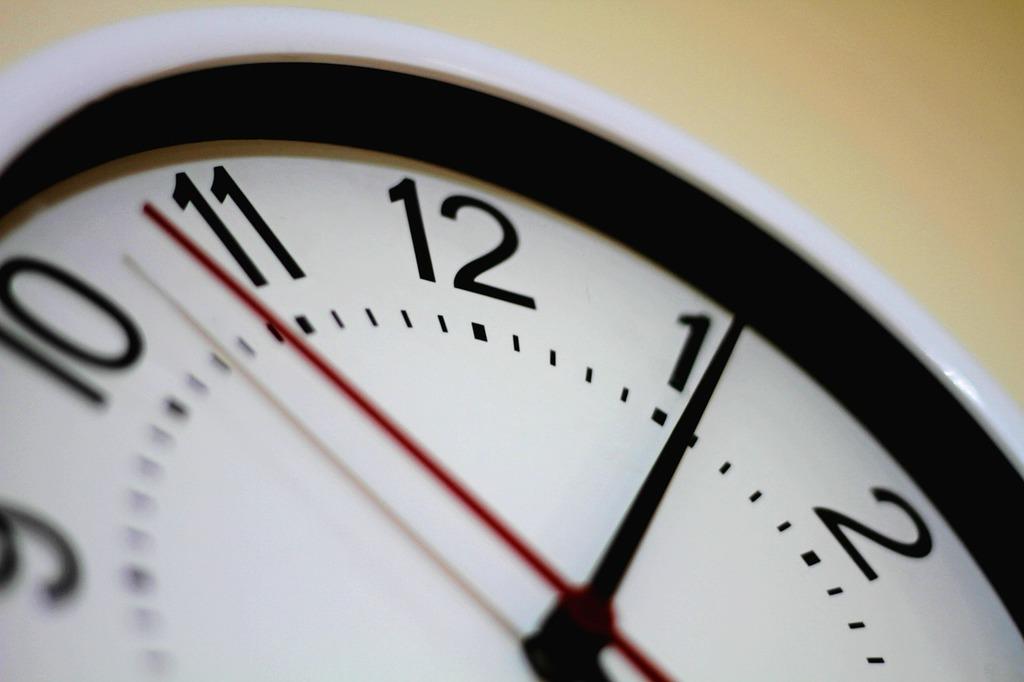 - Finner du nettbaserte klokketjenester ⁢nyttige for å finne tidssonen i⁣ Spania?